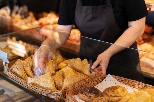 Primo piano sul pasticcere che prepara il cibo