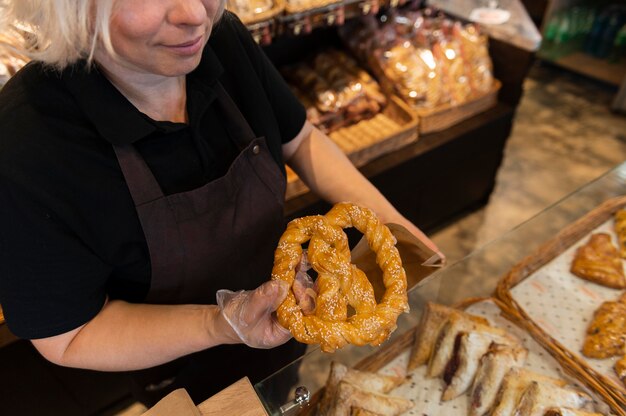 Primo piano sul pasticcere che prepara il cibo