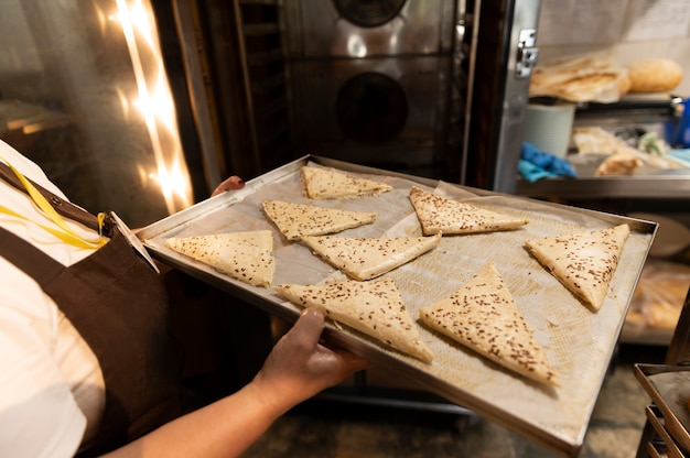 Primo piano sul pasticcere che prepara il cibo