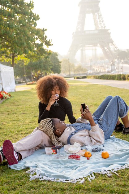 Primo piano sul picnic vicino alla torre eiffel