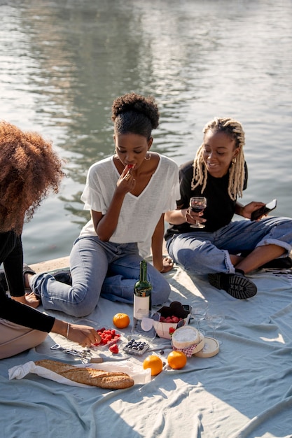 Primo piano sul picnic vicino alla torre eiffel