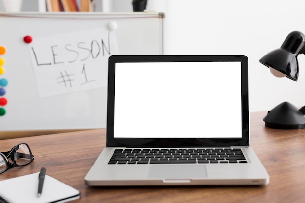 Primo piano sul posto di lavoro con il computer portatile