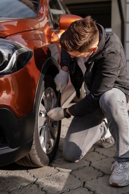 Primo piano sul processo di cura dell'auto