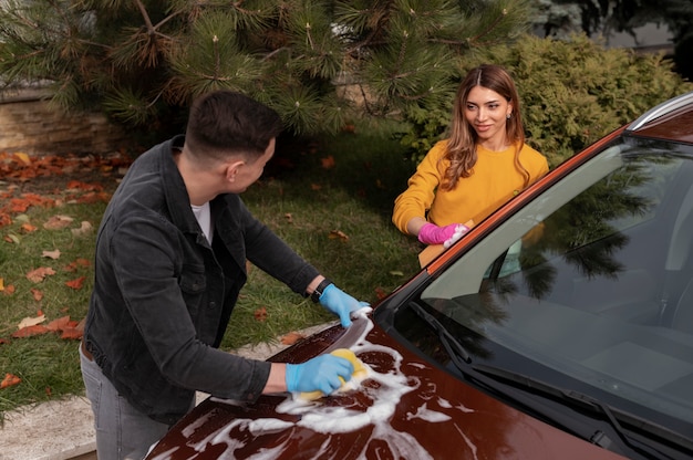 Primo piano sul processo di cura dell'auto