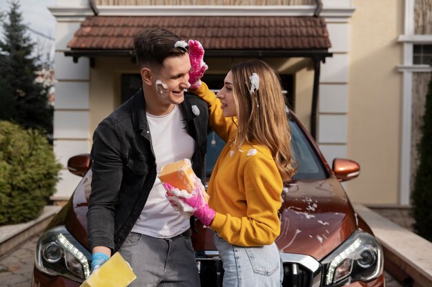 Primo piano sul processo di cura dell'auto