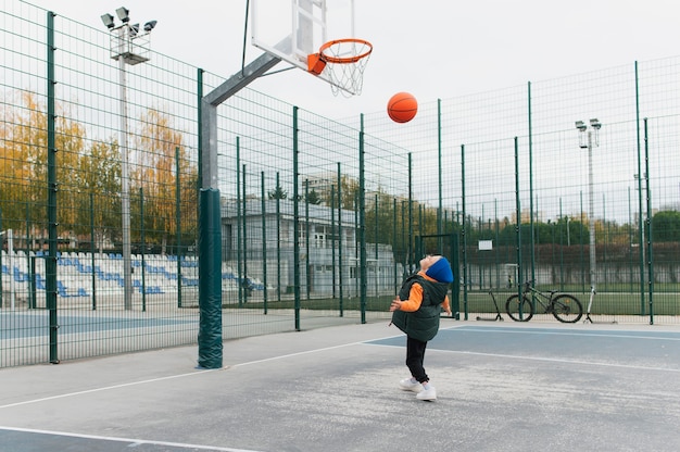 Primo piano sul ragazzino che gioca a basket