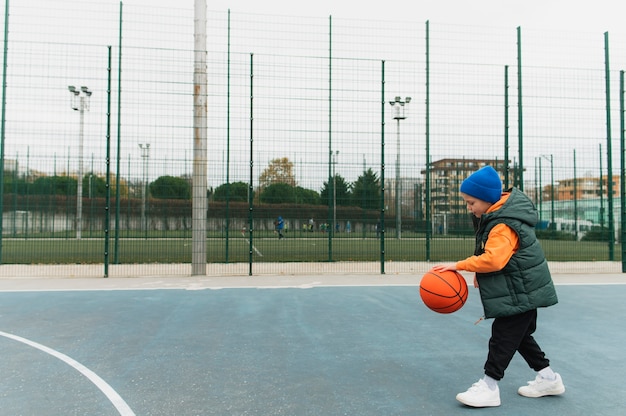 Primo piano sul ragazzino che gioca a basket