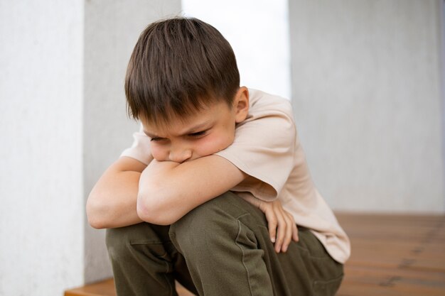 Primo piano sul ritratto del ragazzo triste