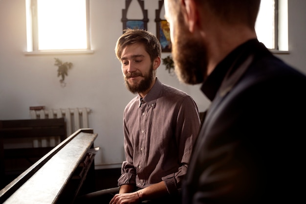 Primo piano sul sacerdote che parla con la persona