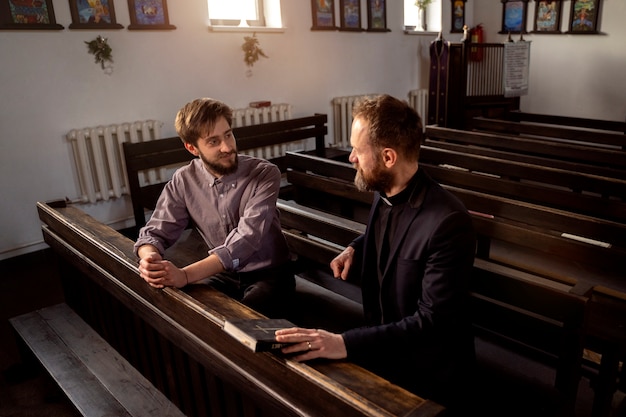 Primo piano sul sacerdote che parla con la persona