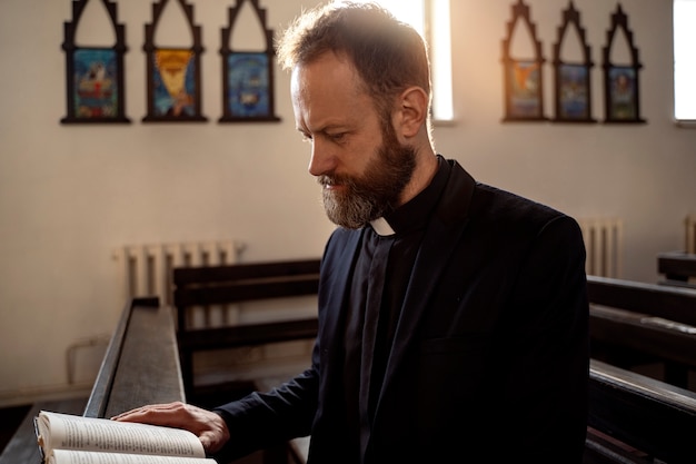 Primo piano sul sacerdote che prega