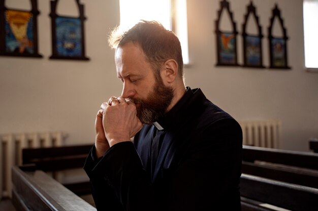 Primo piano sul sacerdote che prega