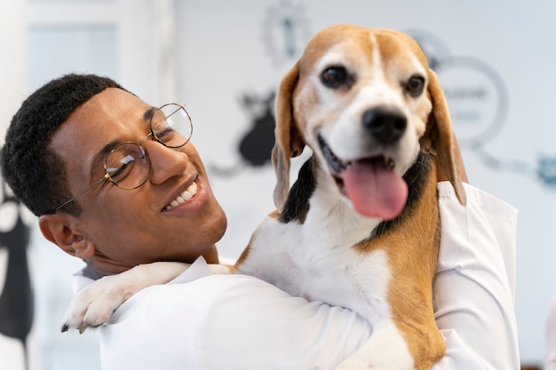 Primo piano sul veterinario che si prende cura dell'animale domestico