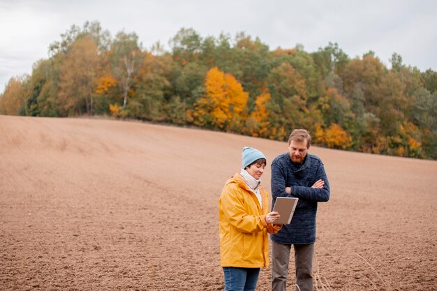 Primo piano sull'agricoltore che utilizza un dispositivo digitale