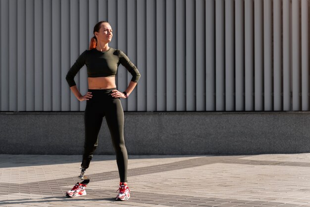 Primo piano sull'allenamento della donna sportiva sulla diversità