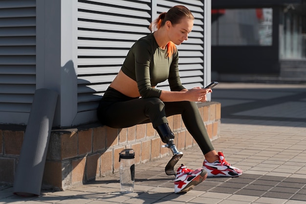 Primo piano sull'allenamento della donna sportiva sulla diversità