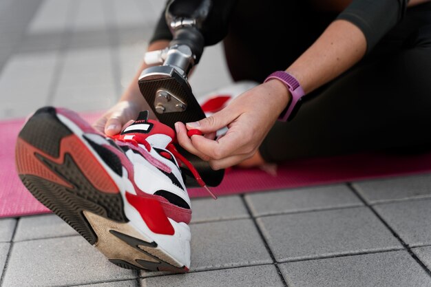 Primo piano sull'allenamento della donna sportiva sulla diversità