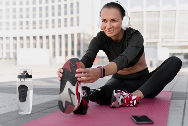 Primo piano sull'allenamento della donna sportiva sulla diversità