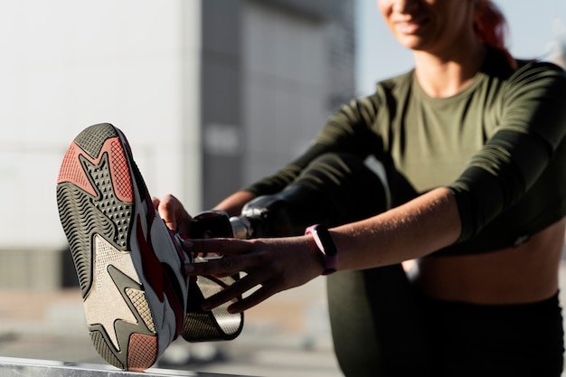 Primo piano sull'allenamento della donna sportiva sulla diversità