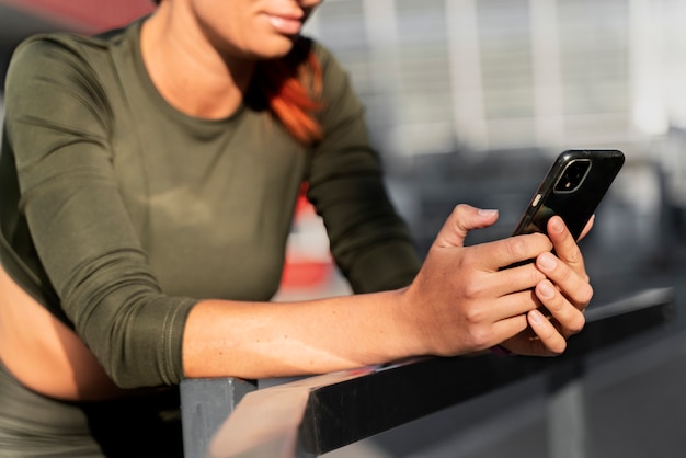 Primo piano sull'allenamento della donna sportiva sulla diversità