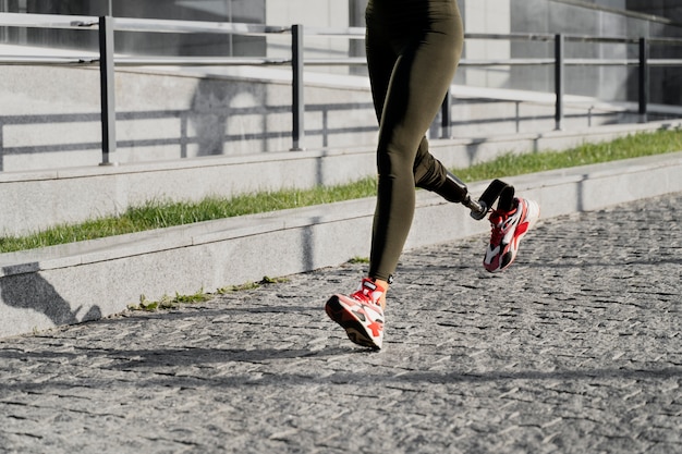 Primo piano sull'allenamento della donna sportiva sulla diversità