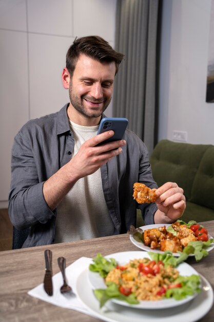 Primo piano sull'amante del cibo che mangia