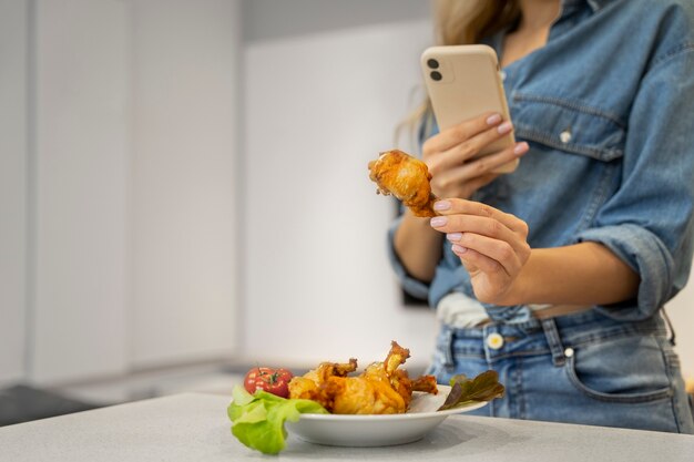 Primo piano sull'amante del cibo che mangia