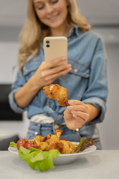 Primo piano sull'amante del cibo che mangia