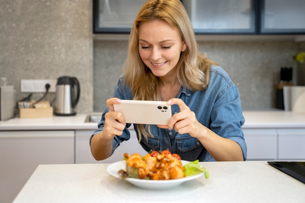 Primo piano sull'amante del cibo che mangia