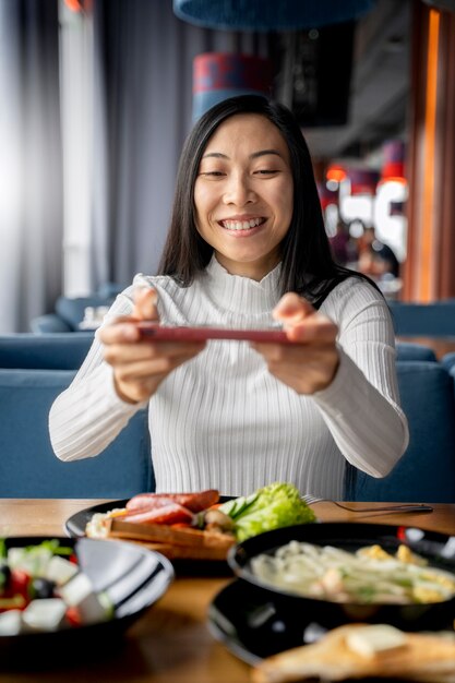 Primo piano sull'amante del cibo che mangia