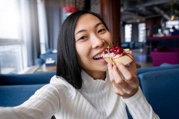 Primo piano sull'amante del cibo che mangia