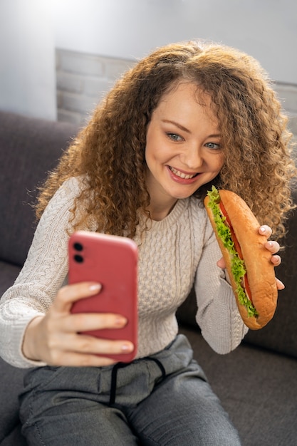 Primo piano sull'amante del cibo che mangia