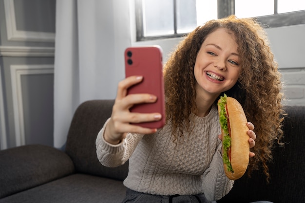 Primo piano sull'amante del cibo che mangia