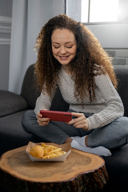 Primo piano sull'amante del cibo che mangia