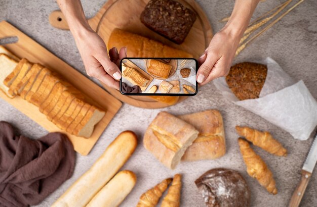 Primo piano sull'amante del cibo che scatta foto del pasto