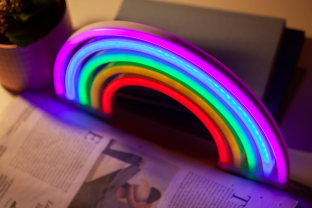 Primo piano sull'insegna al neon arcobaleno all'interno