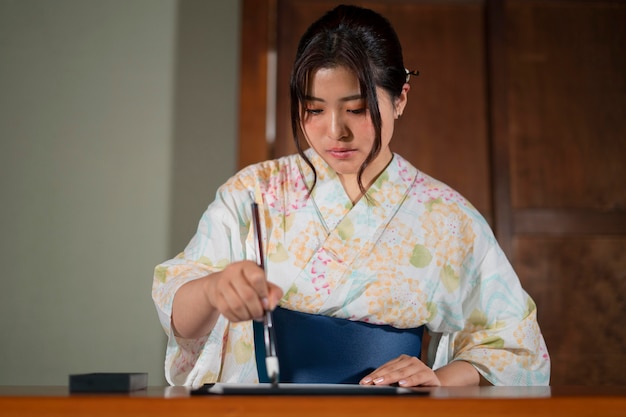 Primo piano sull'insegnante che fa calligrafia giapponese, chiamata shodo