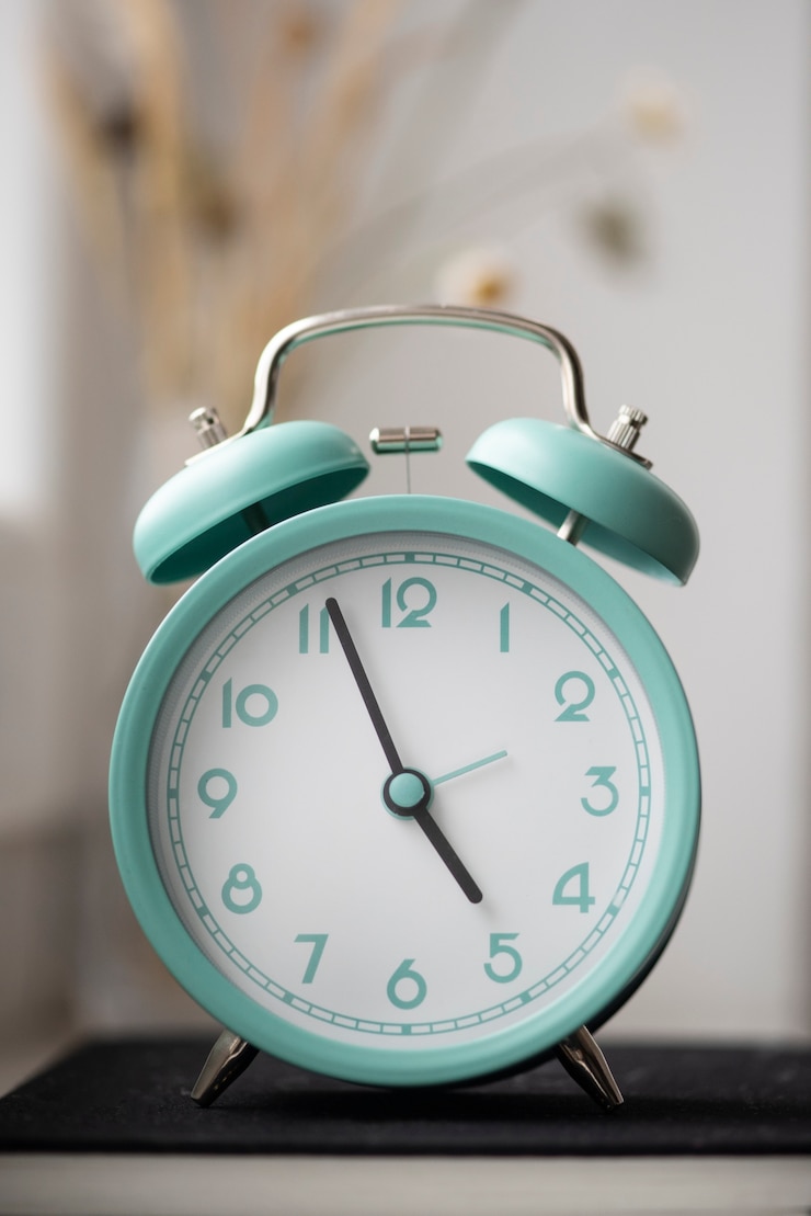 Foto gratuito primo piano sull'orologio con il cambio dell'ora