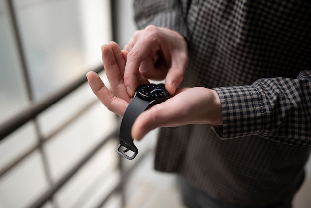 Primo piano sull'orologio con il cambio dell'ora