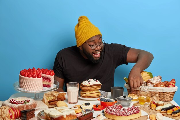 Primo piano sull'uomo avente un sano pasto dolce