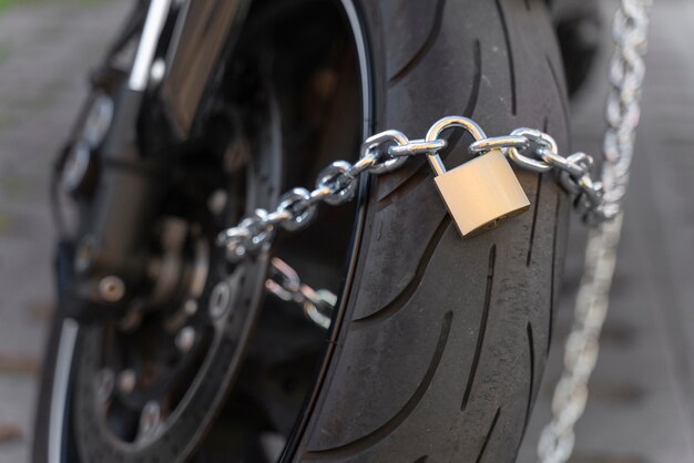 Primo piano sull'uomo che si prepara a rubare una moto