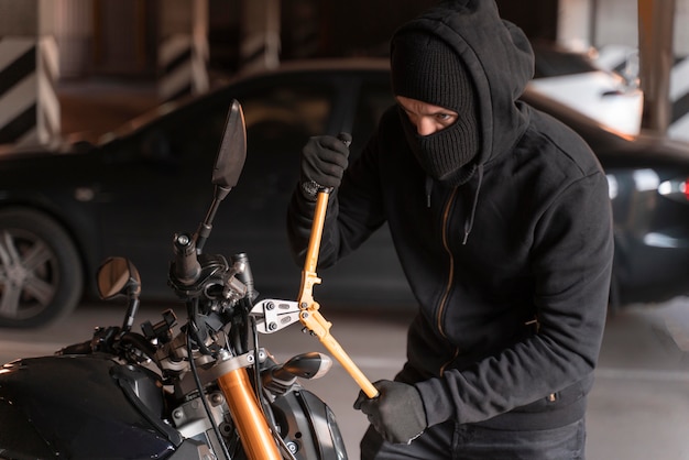 Primo piano sull'uomo che si prepara a rubare una moto