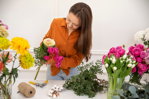 Primo piano sulla bella fiorista donna