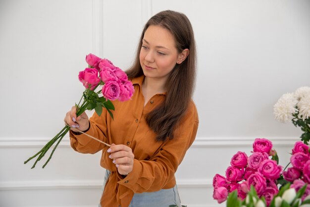 Primo piano sulla bella fiorista donna