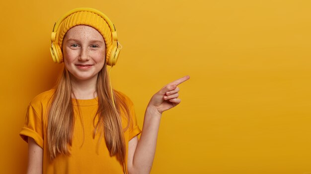 Primo piano sulla bella ragazza isolata