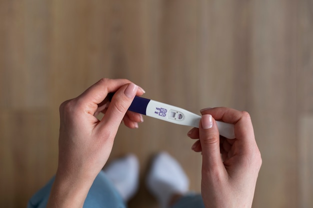 Primo piano sulla donna che tiene la prova di infertilità