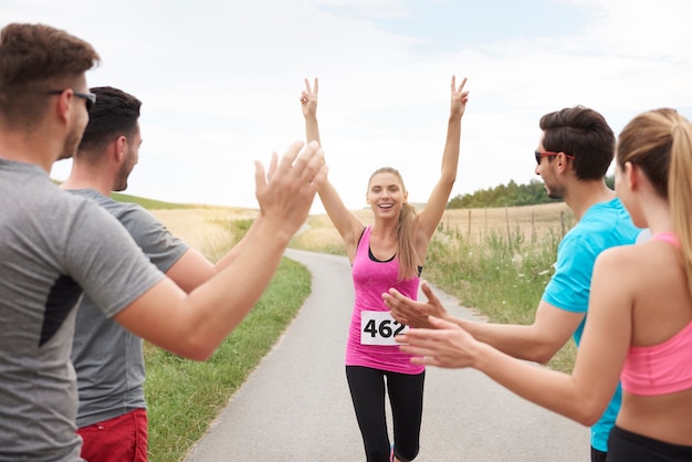 Primo piano sulla donna che vince la maratona