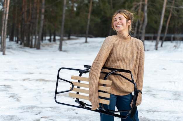 Primo piano sulla donna durante il viaggio invernale