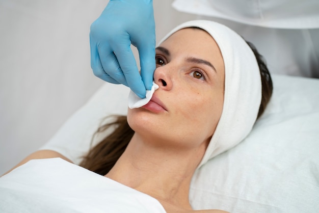 Primo piano sulla donna durante la procedura di riempimento delle labbra