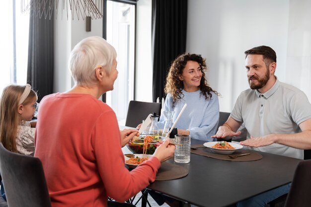 Primo piano sulla famiglia che si gode il cibo insieme